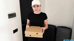 The Cute Courier Turned Out To Be A Pervert - Fucked Her And Cum In Her Mouth To Pay For Pizza