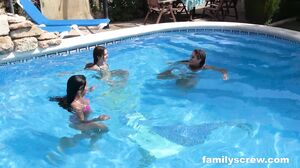 Spanish stepfamily pool party part 1