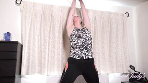 Tall 35yo MILF Felicity's yoga workout